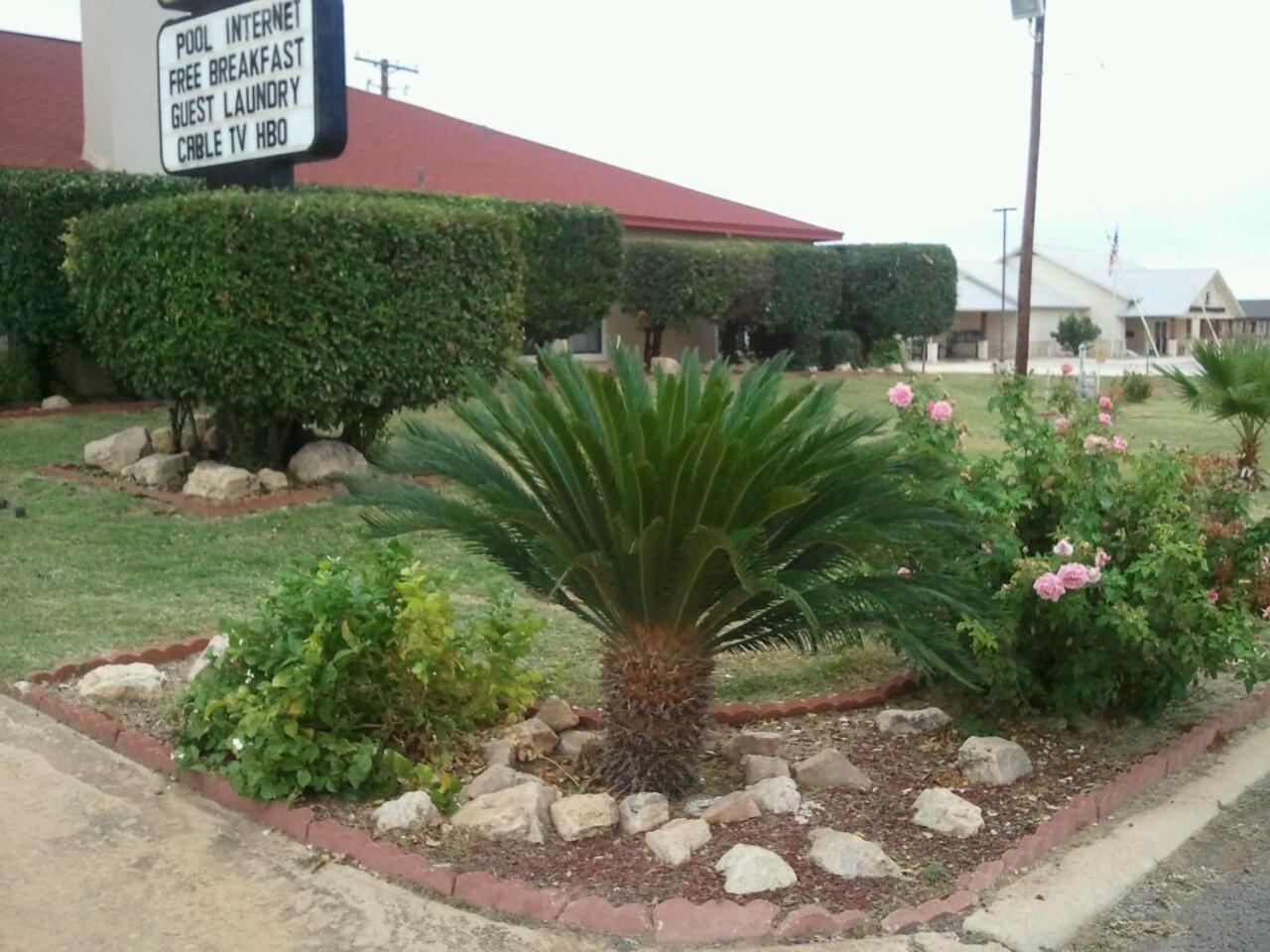 Royal Inn Pearsall ภายนอก รูปภาพ