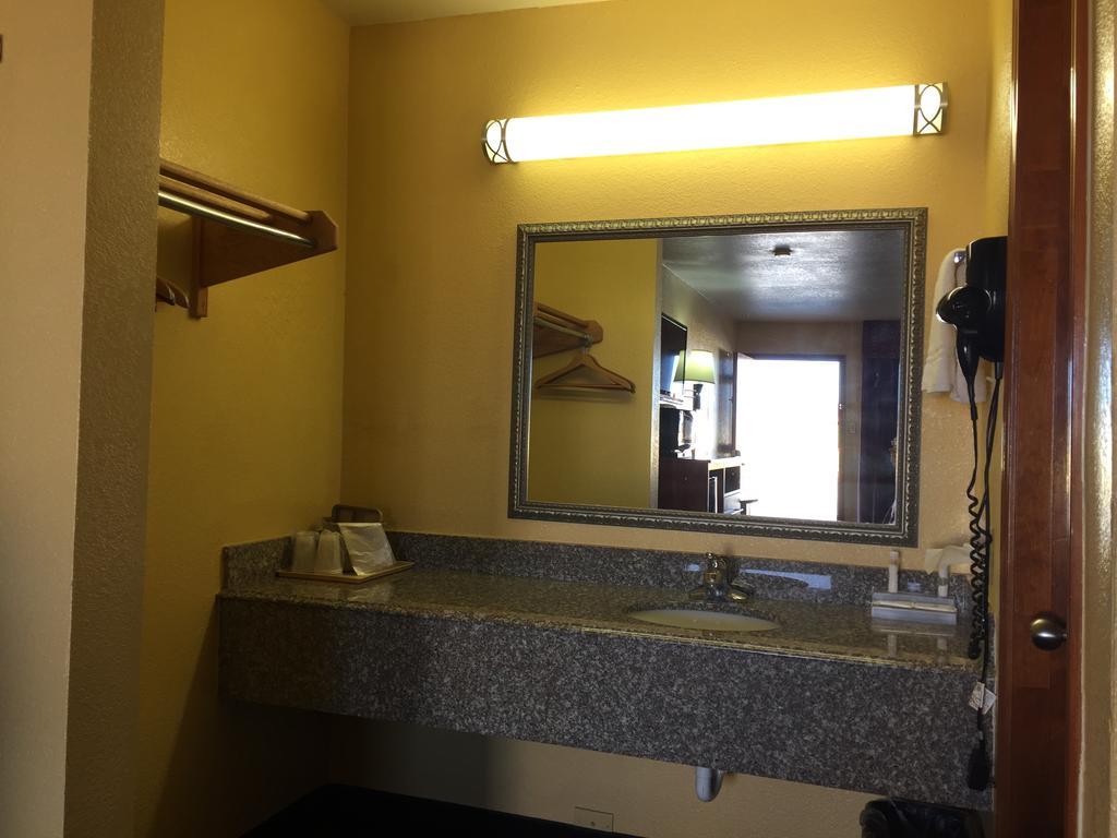Royal Inn Pearsall ภายนอก รูปภาพ